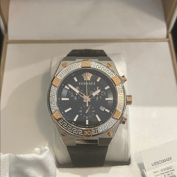 Versace Men's Watch in Black and Gold - Picture 4 of 9